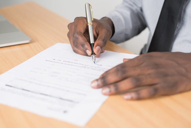 Réussir sa résiliation d'assurance avec un modèle de lettre adapté